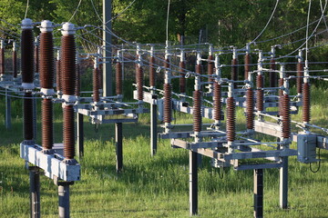 A bunch of power lines are in a field