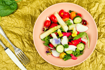 White asparagus salad with flowers.
