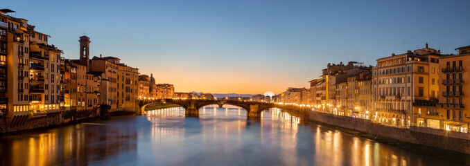 Obraz premium Florence - The bridge Santa Trinita over Arno river at dusk.