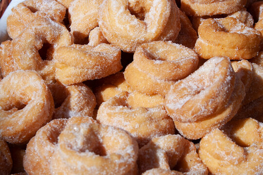Fried doughnuts are an irresistible classic of traditional Spanish pastries. Their ring-shaped shape and crispy texture on the outside and fluffy inside make them the perfect sweet treat.