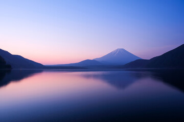 本栖湖　富士山　夜明け