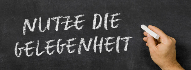  Text auf Tafel - Nutze die Gelegenheit