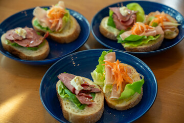 彩り豊かなオープンサンド