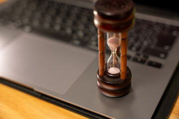 時を刻む砂時計とPC時を刻むデジタル