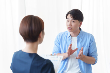カウンセリングを受ける男性