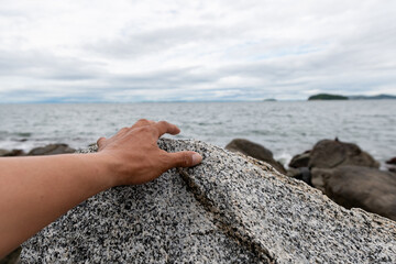 滑りやすい岩を掴む手元