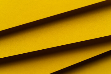 重なる黄色い画用紙	