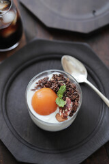 あんずとグラノーラのヨーグルト