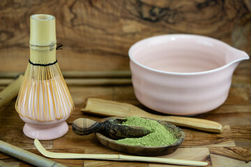 Matcha japanisch für „gemahlener Tee“ ist ein zu Pulver vermahlener Grüntee der in der japanischen Teezeremonie verwendet wird