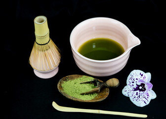 Matcha japanisch für „gemahlener Tee“ ist ein zu Pulver vermahlener Grüntee der in der...