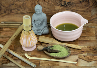 Matcha japanisch für „gemahlener Tee“ ist ein zu Pulver vermahlener Grüntee der in der japanischen Teezeremonie verwendet wird