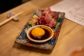 贅沢馬刺しと卵黄の逸品