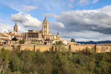 Obraz premium Panoramic view of Segovia city and the Cathedral next to the Eresma river