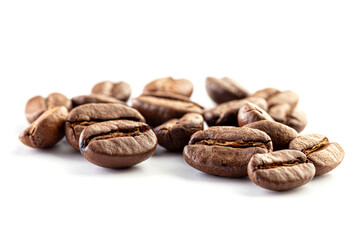 Naklejka premium A pile of roasted coffee beans with rich texture and aroma on white background