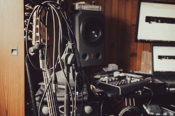 Microphone cables on the stand