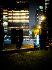 都会の夜、光のオブジェ