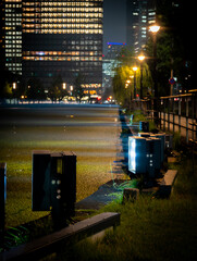 都会の夜、光と影