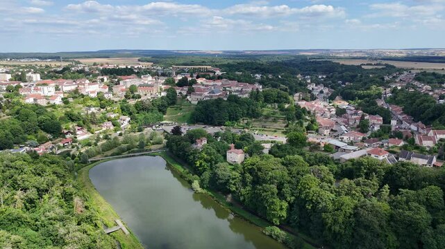 vue a&eacute;rienne du val de Briey,  la ville haute, la ville basse et le plan d'eau de la sangsue