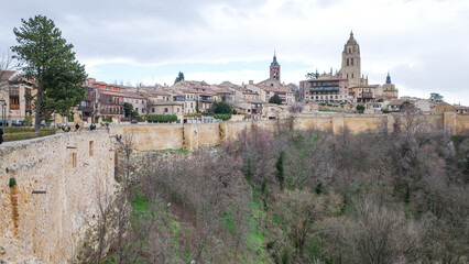 Obraz premium Segovia, Spain - 3 March, 2025: View of Segovia city walls from the Alcazar Castle