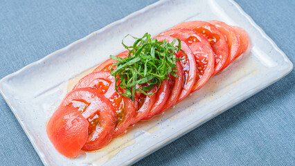 冷やしトマトの薄切りに青じそを添えた夏のさっぱり前菜