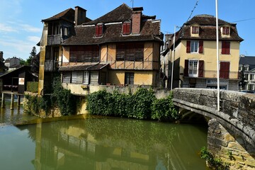 Maisons anciennes au bord du Saleys à Salies-de-Béarn
