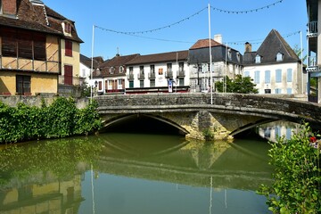 Le Pont de la Lune au-dessus de la rivière Saleys à Salies-de-Béarn