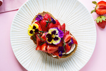 bruschetta with strawberries and cottage cheese