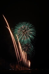 夏の夜空に咲く大輪の花火