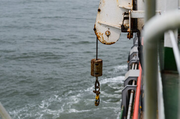 The unsecured hook of the ship deck crane, also called 