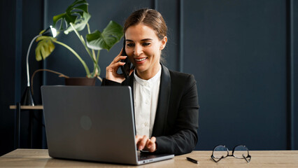 An accountant or economist who works late at the office. Ideal for topics related to finance, night work and professional dedication.