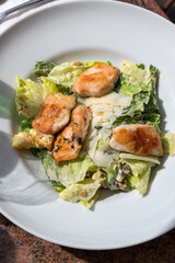 Ensalada César con pollo en un restaurante de Praga, República Checa