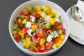 Ensalada con queso y aceitunas