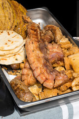 Bandeja con carnes asadas y tortas de maíz