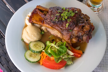 Codillo de cerdo en un restaurante checo