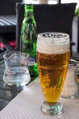 Cerveza checa en un restaurante de Praga