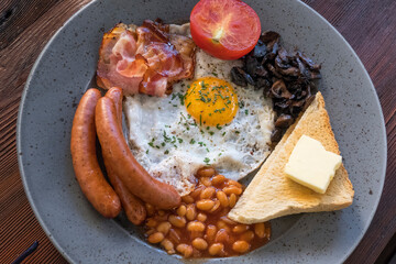 Desayuno inglés en un restaurante 
