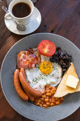 Desayuno inglés y una taza de café en un restaurante de Praga