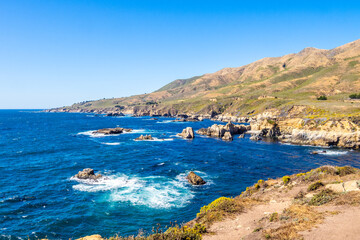 Fototapeta premium Rocky Pacific coastline at Painter's Point, Garrapata Bluff Trail, California