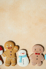 Obraz premium Gingerbread cookies with icing decoration. Christmas food. Gingerbread man baking. Top view table. Xmas sweet copy space background.