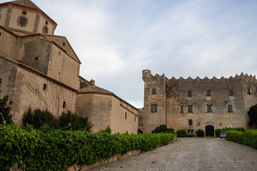 Obraz premium Historic view of Parròquia Sant Martí and Castell d'Altafulla in Tarragona, Catalonia. A charming hilltop village under golden sunlight.
