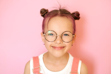 A little preschool-age girl wearing eyeglasses. Vision correction in clinics. Aftholmology .