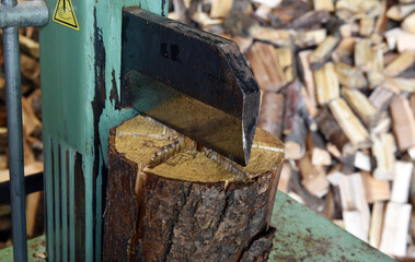 Holz spalten mit dem Holzspalter