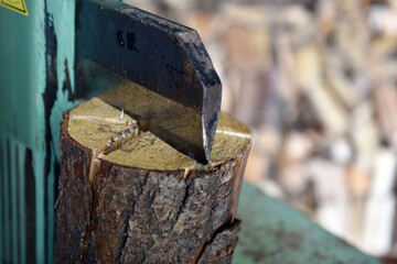 Holz spalten mit dem Holzspalter