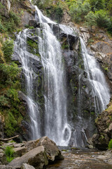 Obraz premium Fervenza do Toxa waterfall, a stunning 30m vertical drop in Silleda, Pontevedra, Galicia. Nature’s beauty captured in vibrant greenery and flowing water.