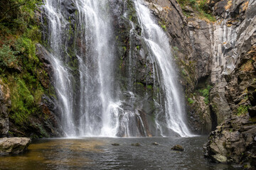 Fervenza do Toxa waterfall, a stunning 30m vertical drop in Silleda, Pontevedra, Galicia. Nature’s beauty captured in vibrant greenery and flowing water.