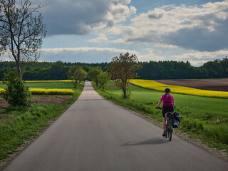 Ponidzie - Polska toskania. Wiosna na polach, rzepak. Kolorowe pola - szachownica.  © filozofgrecki
