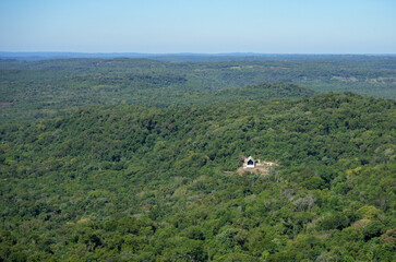 Capilla Santa Ana rodeada de selva tropical desde vista aérea en Parque Temático de la Cruz,...