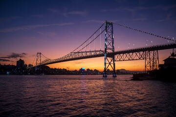 Obraz premium turismo para ver o pôr do sol em Florianópolis Santa Catarina Brasil e a ponte Hercílio Luz Florianopolis