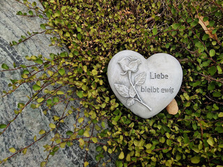 Ein Herz am Grab mit Inschrift