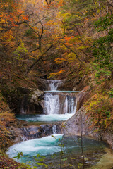 日本の風景・秋　山梨県山梨市　紅葉の西沢渓谷　七ツ釜五段の滝